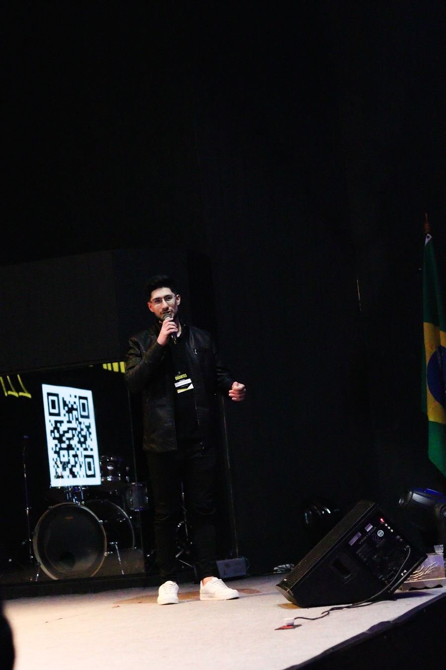 Palestrante com QR code no telão