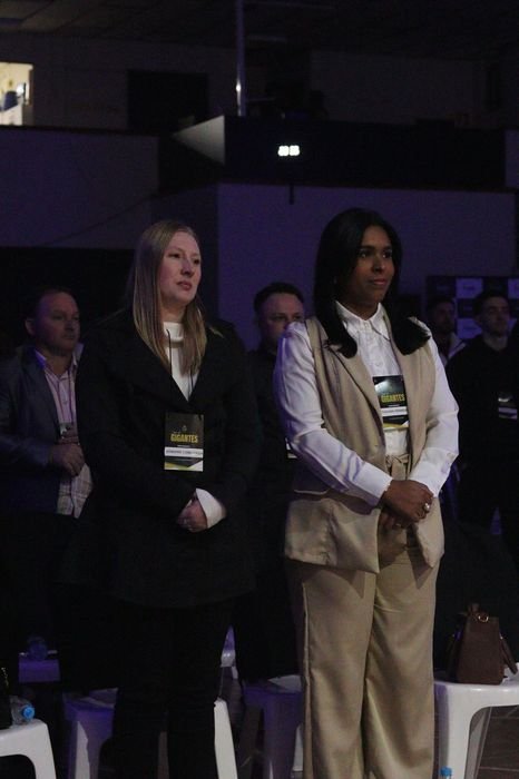 Participantes em pé durante o evento